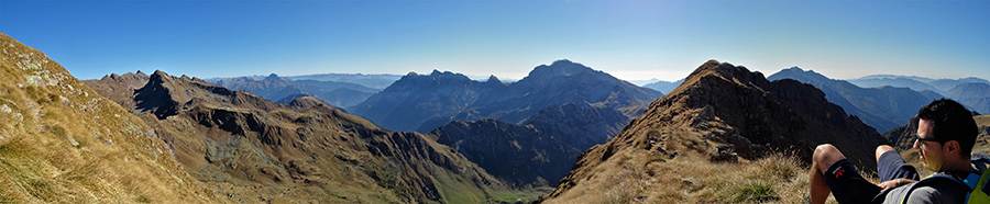 Panorama dalla selletta in cresta del Pietra Quadra verso le Orobie